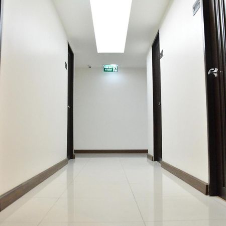 White House Asoke Sukhumvit 18 Hotel Bangkok Exterior photo