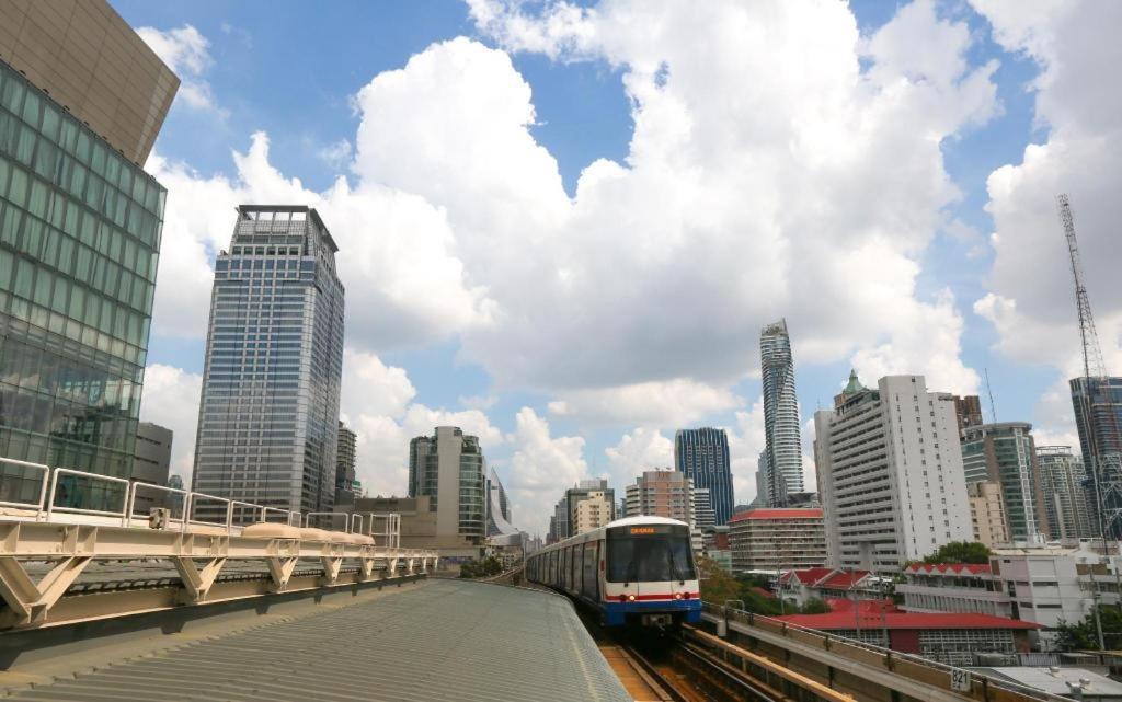 White House Asoke Sukhumvit 18 Hotel Bangkok Exterior photo